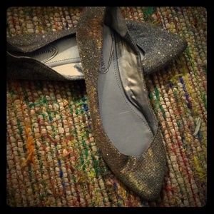 Audrey Brooke silver/gold flats